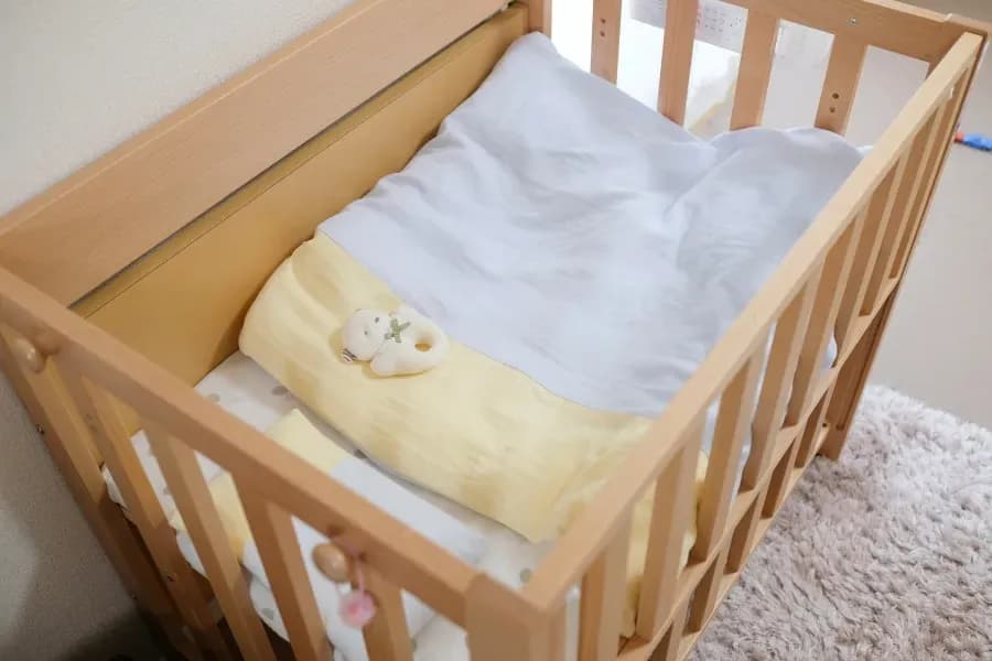 Hochwertiges Gitterbett aus Zirbenholz kaufen