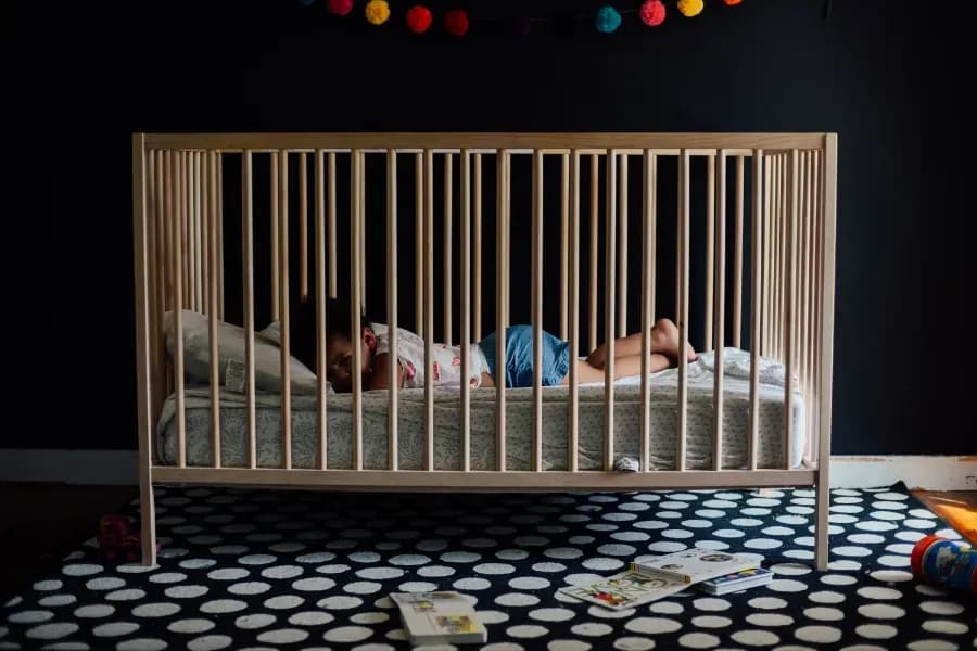 Nachhaltiges Gitterbett aus Zirbenholz