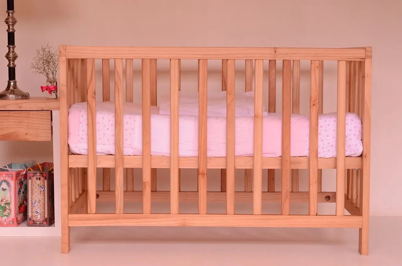 Zirbenholz Gitterbett mit Umbaufunktion für Babys