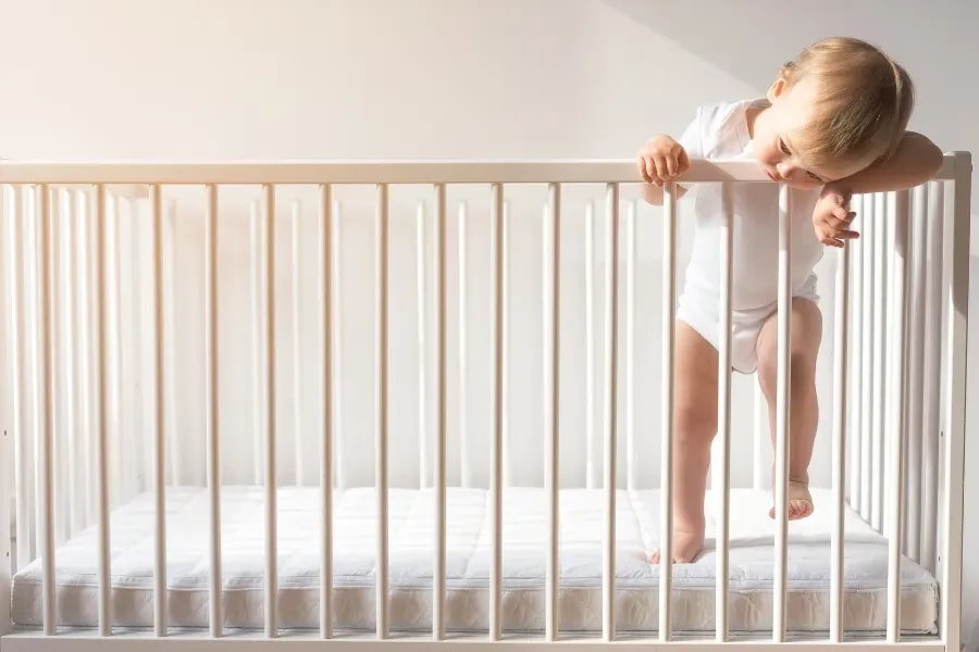 Umbaufähiges Babybett aus Zirbenholz in Salzburg